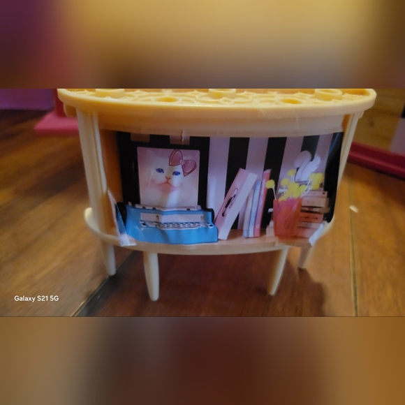 Barbie Glam Getaway House White & Pink Fold-Up Playset With Bed & Toilet - Picture 7 of 7